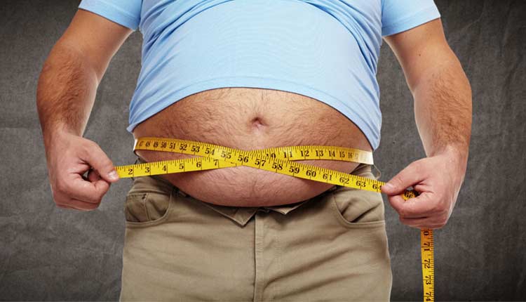 Homem obeso com uma fita medindo a barriga