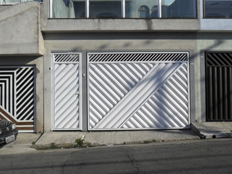A imagem mostra um exemplo do uso de um portão para garagem.